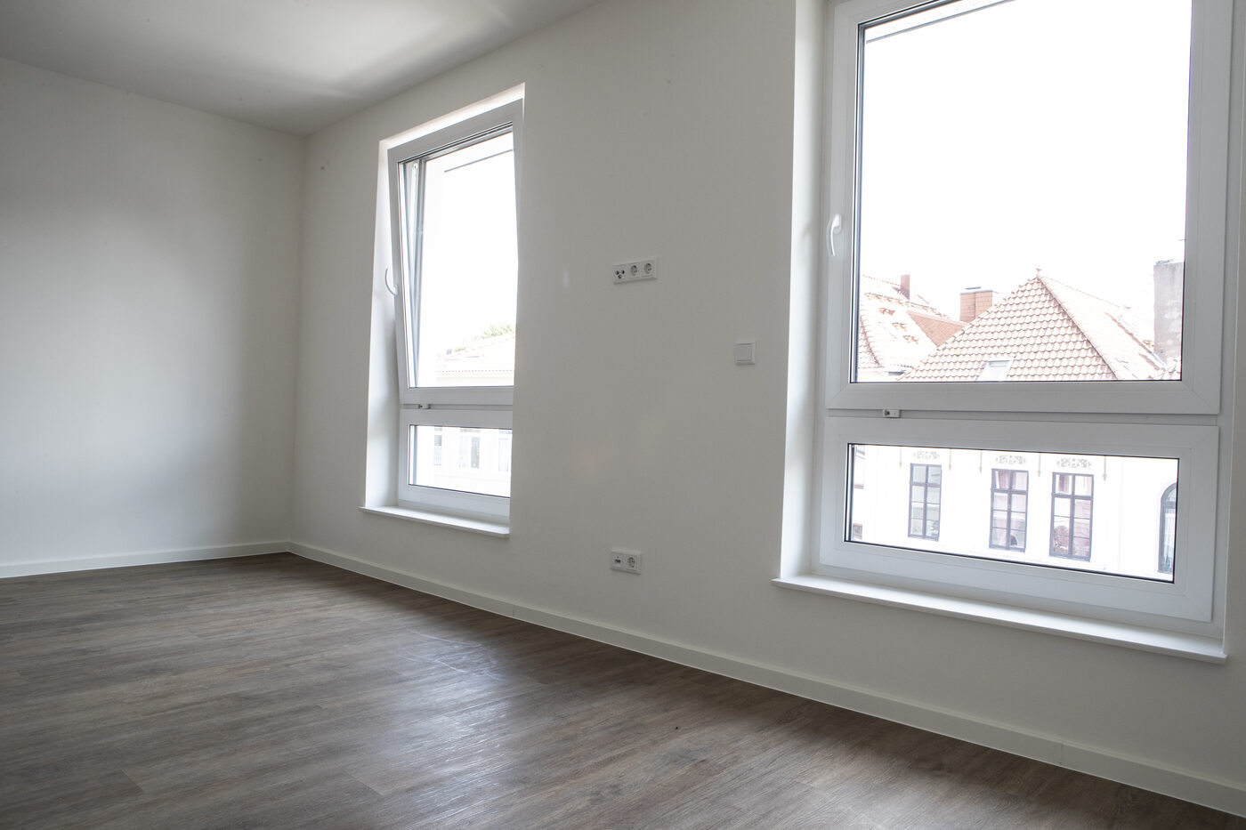Wohnraum eines Appartements mit Eckfenster