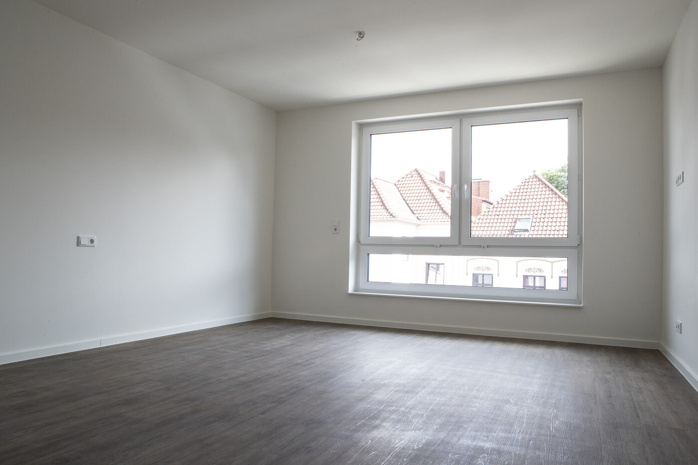 Blick in ein leeres Appartement mit Fenster zur Straße