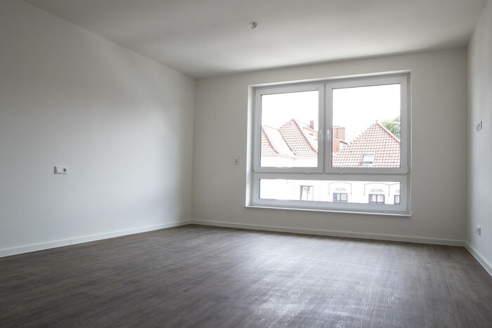 Heller Wohnraum mit Fenster zur Straße