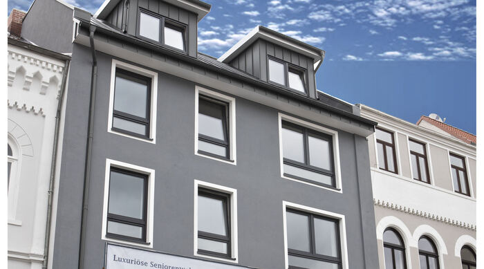 Fassade des Hauses mit modernen Fenstern