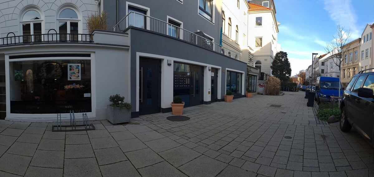 Straßenansicht im Fedelhören mit Altbauten und Eingangsbereich